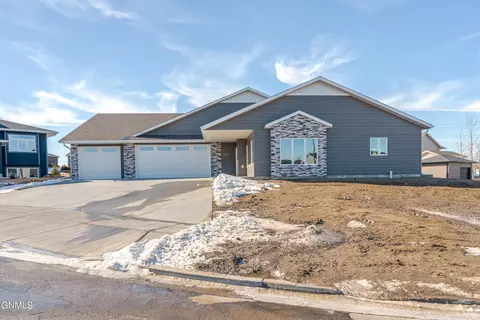 3914 Robinson Cir, Bismarck, ND 58503