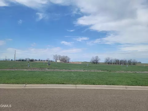 305 Hickman St, Grenora, ND 58845