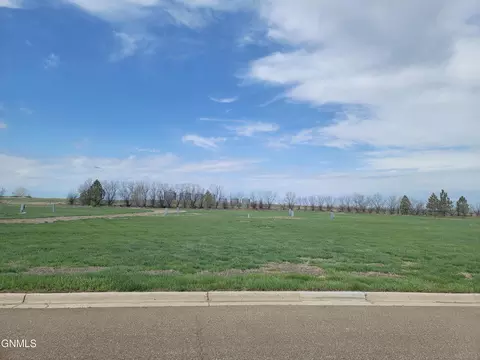 401 Hickman St, Grenora, ND 58845