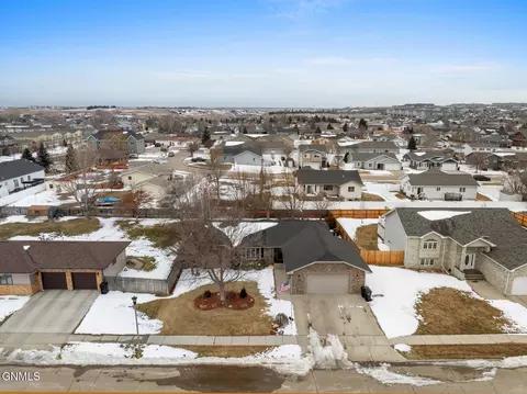 1821 16th Ct W, Williston, ND 58801 photo 9