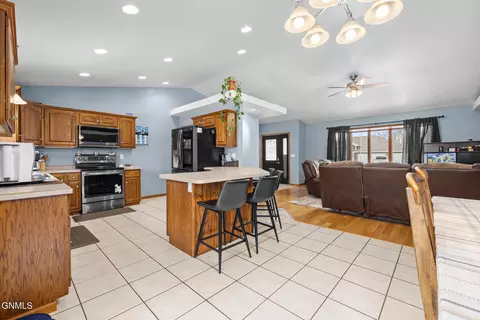 1821 16th Ct W, Williston, ND 58801 photo 18