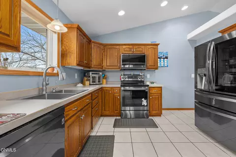 1821 16th Ct W, Williston, ND 58801 photo 19