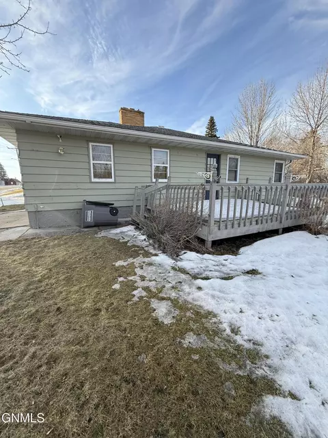 206 Elm St E, Gackle, ND 58442