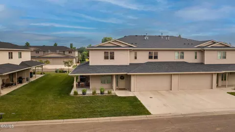808 Compass Ln, Bismarck, ND 58504