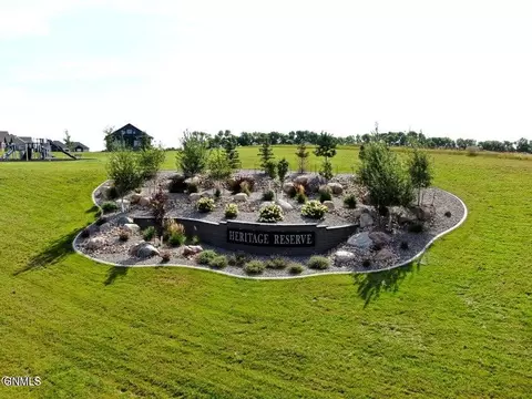 11007 Acadia Cir, Bismarck, ND 58503