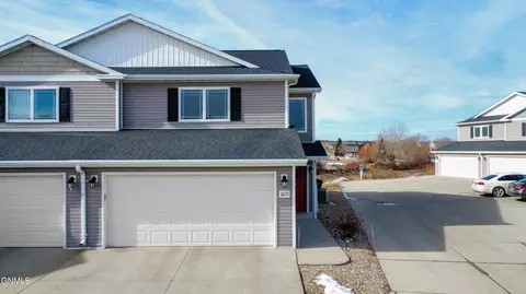 2625 Douglas Pl SE, Mandan, ND 58554
