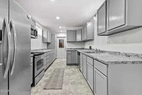 Kitchen - 4509 Main St, Williston, ND 58801 photo 6 of 7