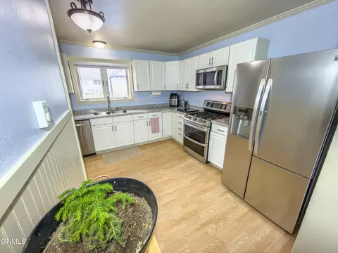 Kitchen - 4509 Main St, Williston, ND 58801 photo 4 of 7