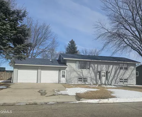 312 16th St SW, Jamestown, ND 58401