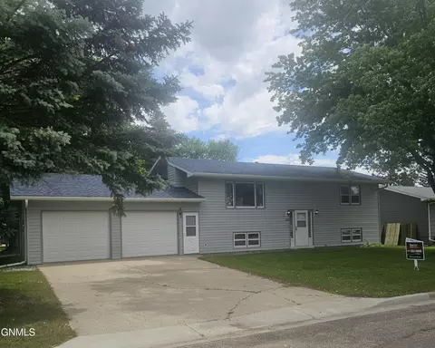312 16th St SW, Jamestown, ND 58401