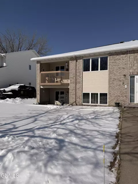 620 Bridgeport Dr, Bismarck, ND 58504