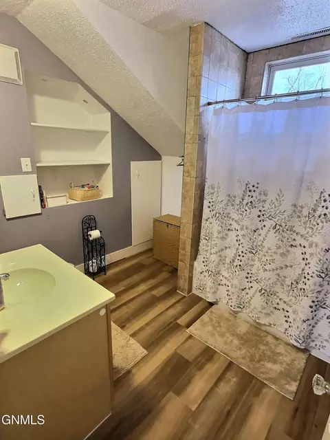 Bath - 204 8th Ave NW, Mandan, ND 58554 photo 1 of 4