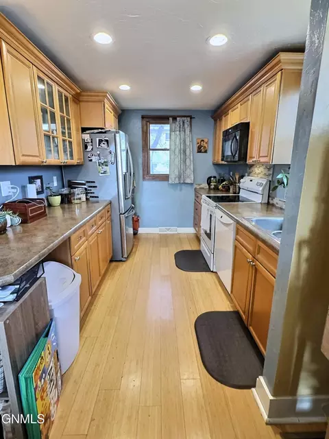 Kitchen - 204 8th Ave NW, Mandan, ND 58554 photo 1 of 3