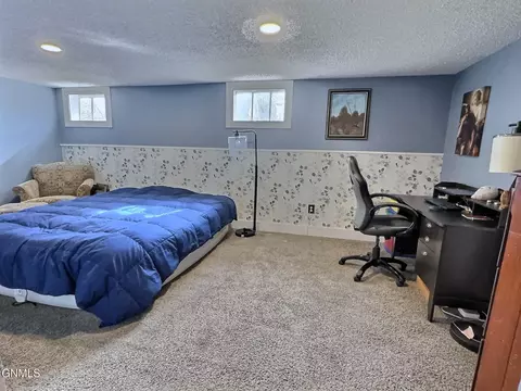 Bedroom - 204 8th Ave NW, Mandan, ND 58554 photo 4 of 5