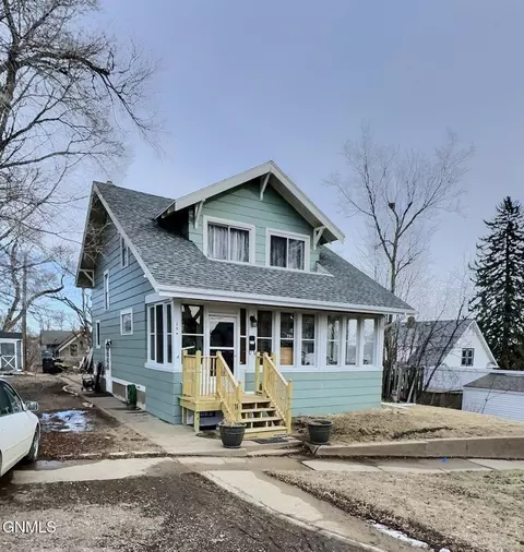 204 8th Ave NW, Mandan, ND 58554