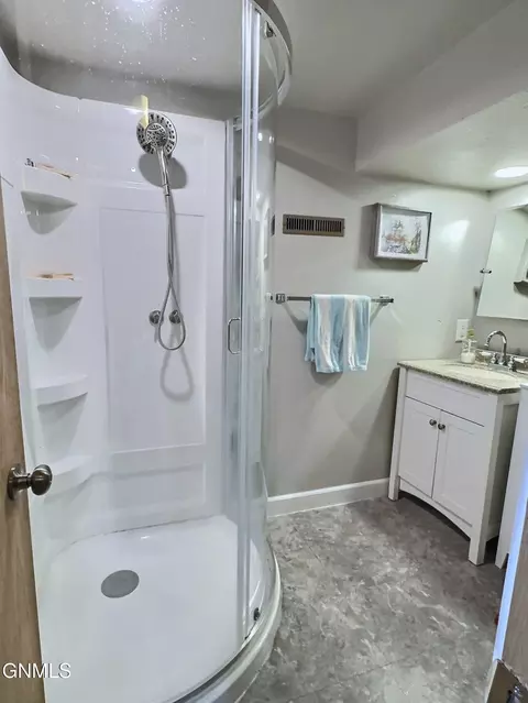 Bath - 204 8th Ave NW, Mandan, ND 58554 photo 3 of 4