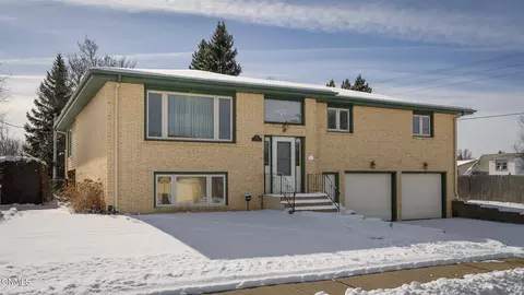 503 6th St NW, Mandan, ND 58554