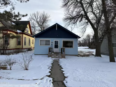 416 1st St S, Ellendale, ND 58436