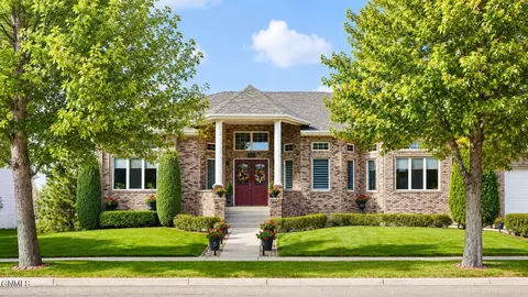 700 Aspen Ave, Bismarck, ND 58503