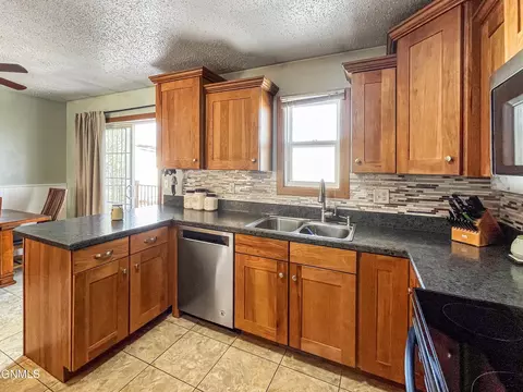 Kitchen - 1820 28th St W, Williston, ND 58801 photo 5 of 7
