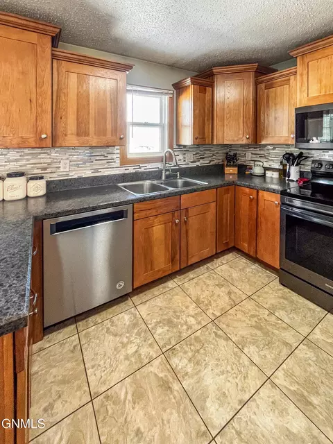 Kitchen - 1820 28th St W, Williston, ND 58801 photo 6 of 7