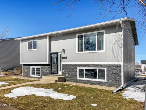 1820 28th St W, Williston, ND 58801