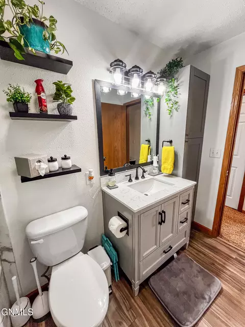 Bath - 1820 28th St W, Williston, ND 58801 photo 2 of 4