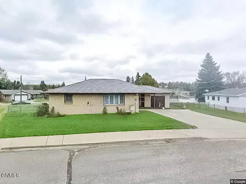 906 6th St NW, Mandan, ND 58554