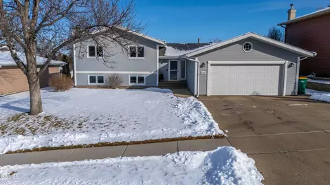 2322 Grant Dr, Bismarck, ND 58501