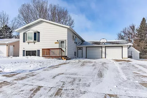 1807 10th Ave SE, Mandan, ND 58554