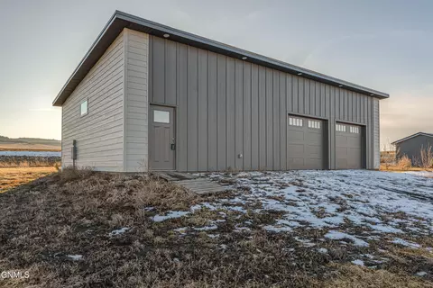 3547 Honey Ln, Mandan, ND 58554