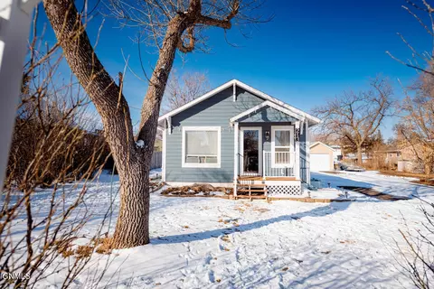 213 5th St NE, Watford City, ND 58854