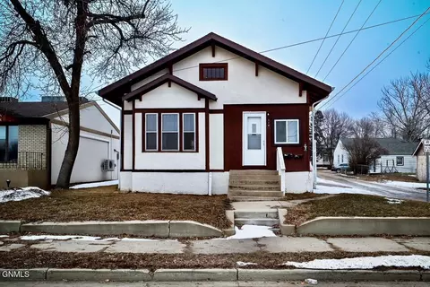 114 8th Ave NW, Minot, ND 58703