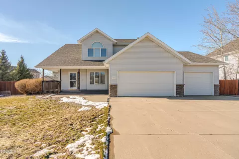 4814 Amberglow Dr, Bismarck, ND 58503