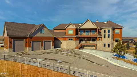709 Long Dr, Watford City, ND 58854