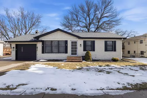 1707 Marian Dr, Bismarck, ND 58501