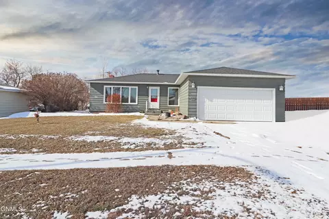 1017 15th Ave W, Williston, ND 58801