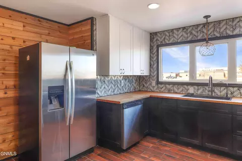 Kitchen - 1017 15th Ave W, Williston, ND 58801 photo 3 of 6