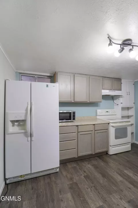 Kitchen - 1017 15th Ave W, Williston, ND 58801 photo 5 of 6