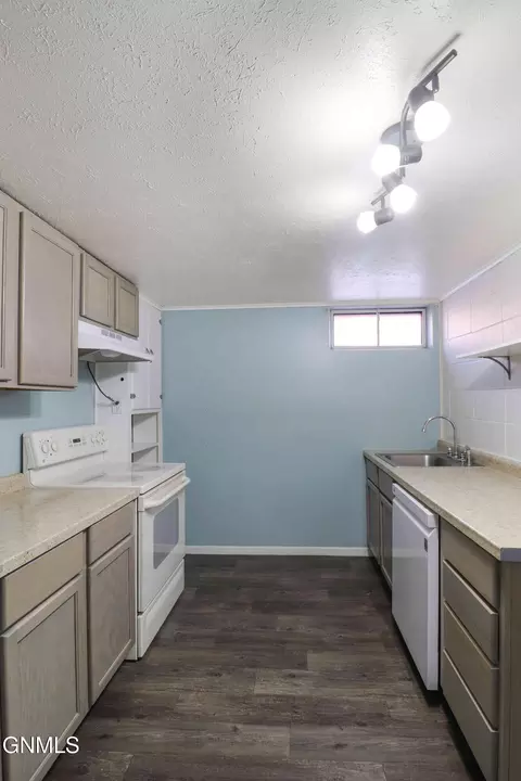 Kitchen - 1017 15th Ave W, Williston, ND 58801 photo 4 of 6