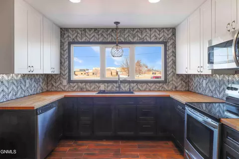 Kitchen - 1017 15th Ave W, Williston, ND 58801 photo 2 of 6