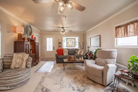 Living - 105 7th St NW, Hettinger, ND 58639 photo 3 of 4