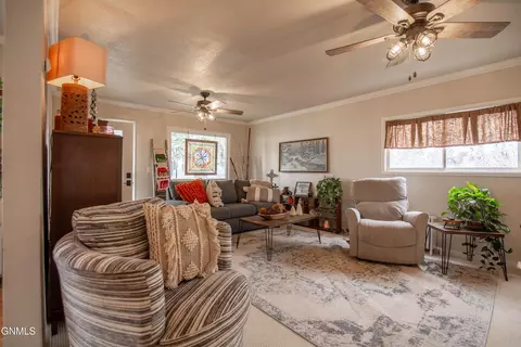 Living - 105 7th St NW, Hettinger, ND 58639 photo 2 of 4