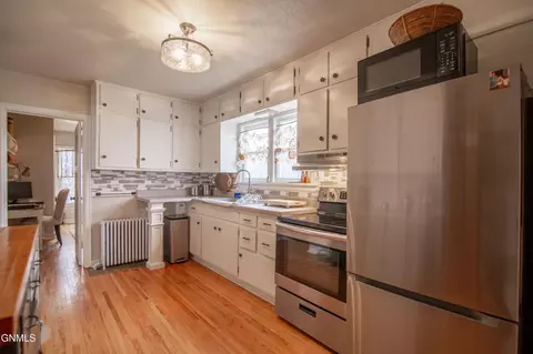 Kitchen - 105 7th St NW, Hettinger, ND 58639 photo 3 of 4