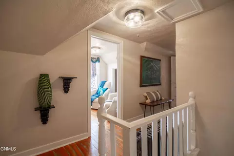 Entry Way - 105 7th St NW, Hettinger, ND 58639 photo 2 of 4