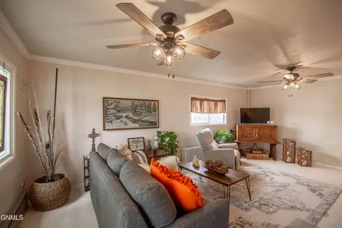 Living - 105 7th St NW, Hettinger, ND 58639 photo 1 of 4