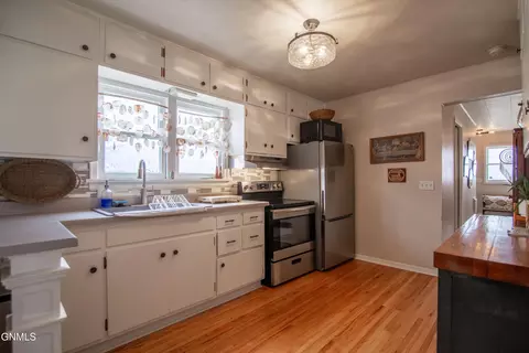 Kitchen - 105 7th St NW, Hettinger, ND 58639 photo 1 of 4