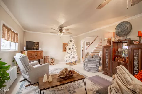 Living - 105 7th St NW, Hettinger, ND 58639 photo 4 of 4