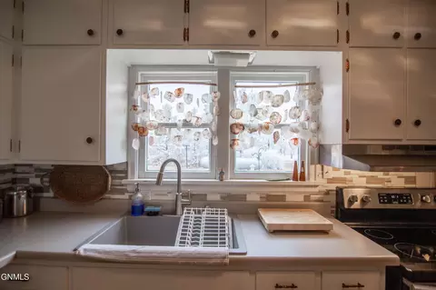 Kitchen - 105 7th St NW, Hettinger, ND 58639 photo 2 of 4