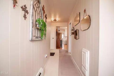 Entry Way - 105 7th St NW, Hettinger, ND 58639 photo 3 of 4